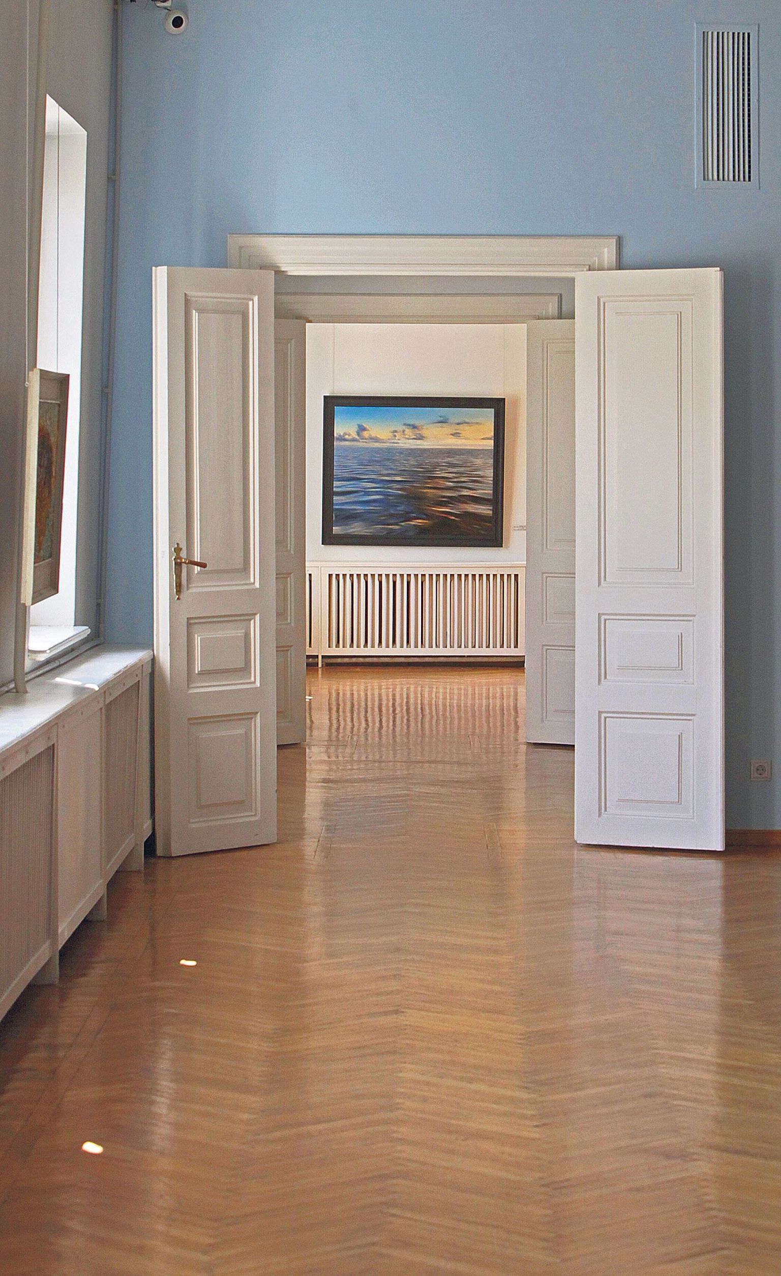 Läbi kunstimuuseumi kahe saali paistab «Meri tumeda taeva all», mille Aili Vint maalis aastal 1975.