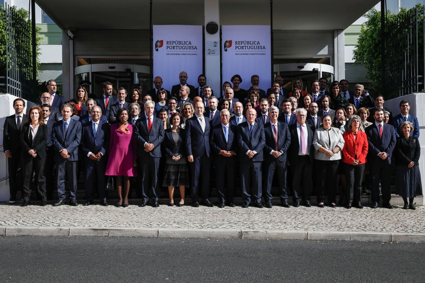 Portugali peaministri António Costa sotsialistide uue valitsuse liikmed laupäeval pärast ametivande andmist ühisfotol.