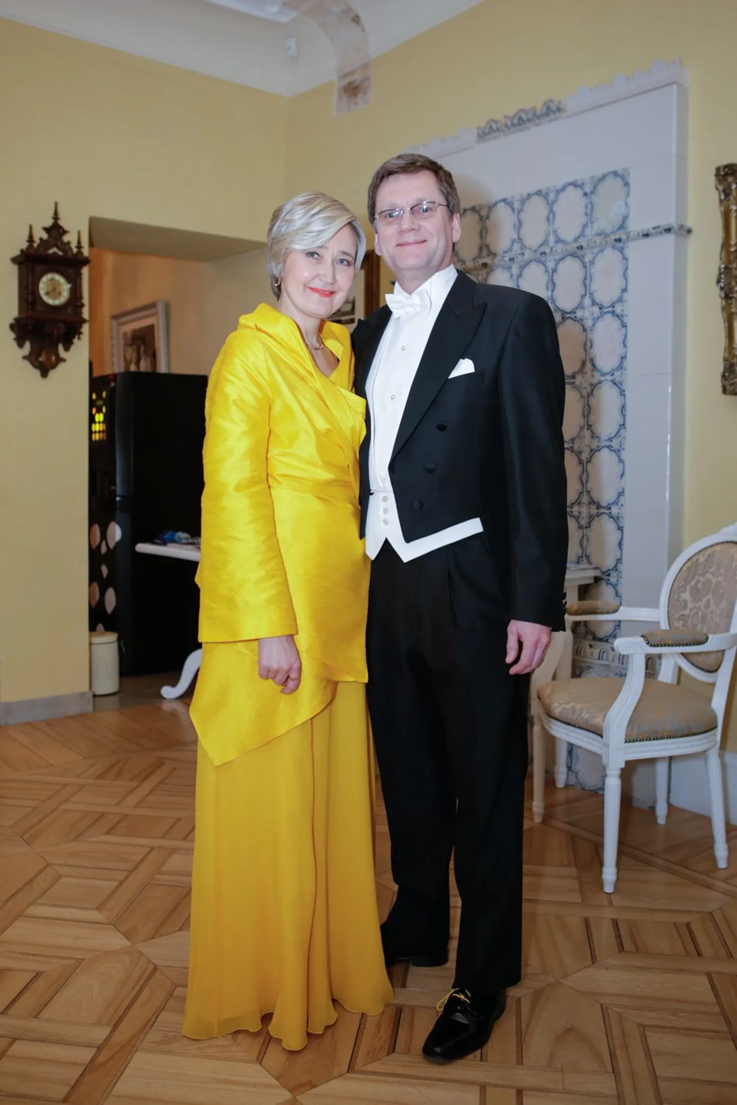 Külalised käisid enne presidendi vastuvõtule minekut riietumas Kukruse Polaarmõisas - seitsme kilomeetri kaugusel Jõhvist. Marianne Mikko koos kaasaga. Marianne kleidi autor on moelooja Riina Põldroos.