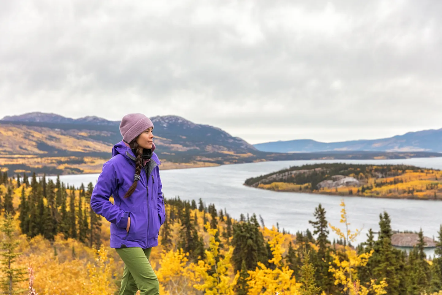 Naine Alaska looduses. Pilt on illustreeriv.