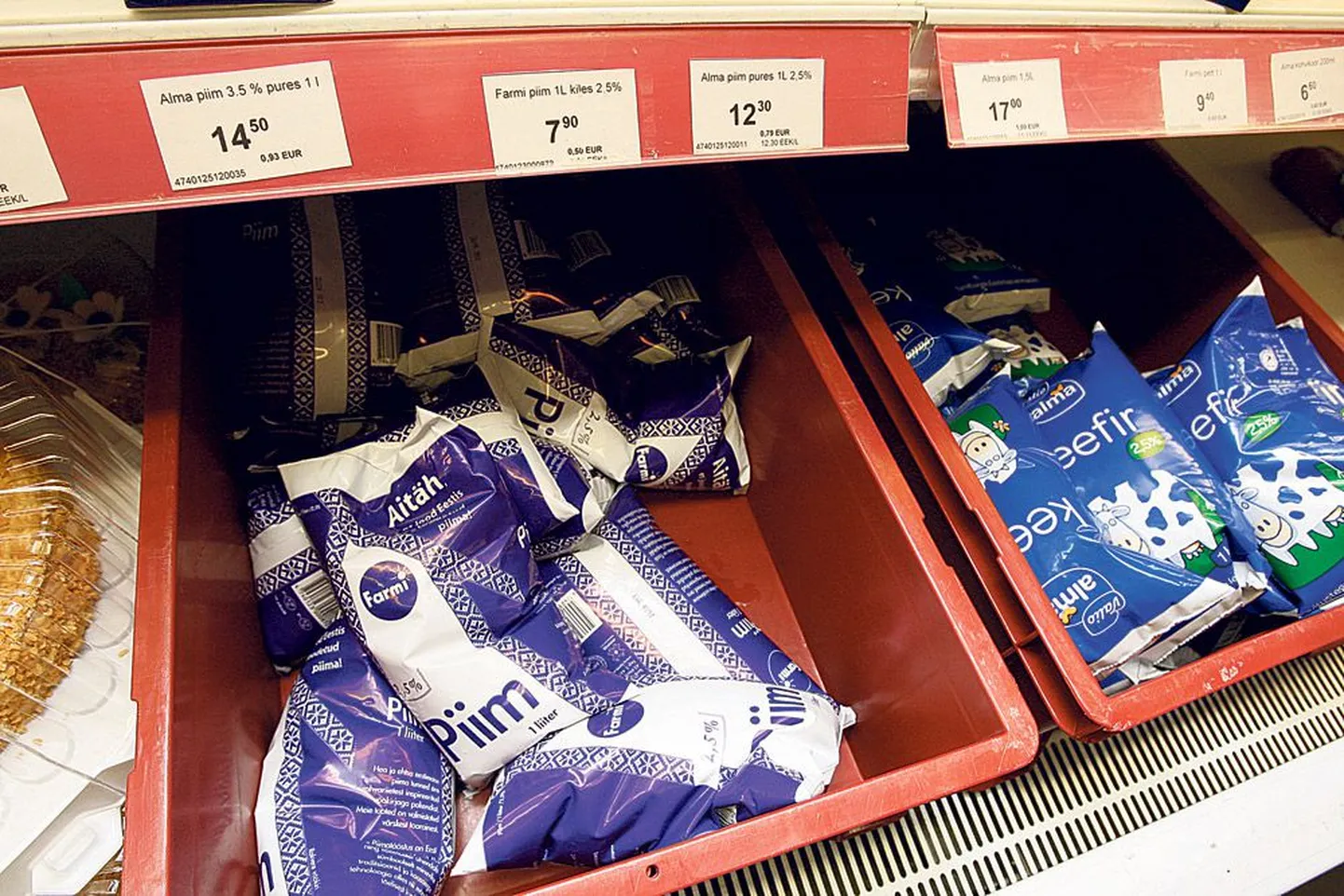Rõngu pagaripoes oli Farmi kilepiim eile veel vana hinnaga, 7.90 liitri eest, kuid muud piimatooted juba kroon või kaks kallimad.