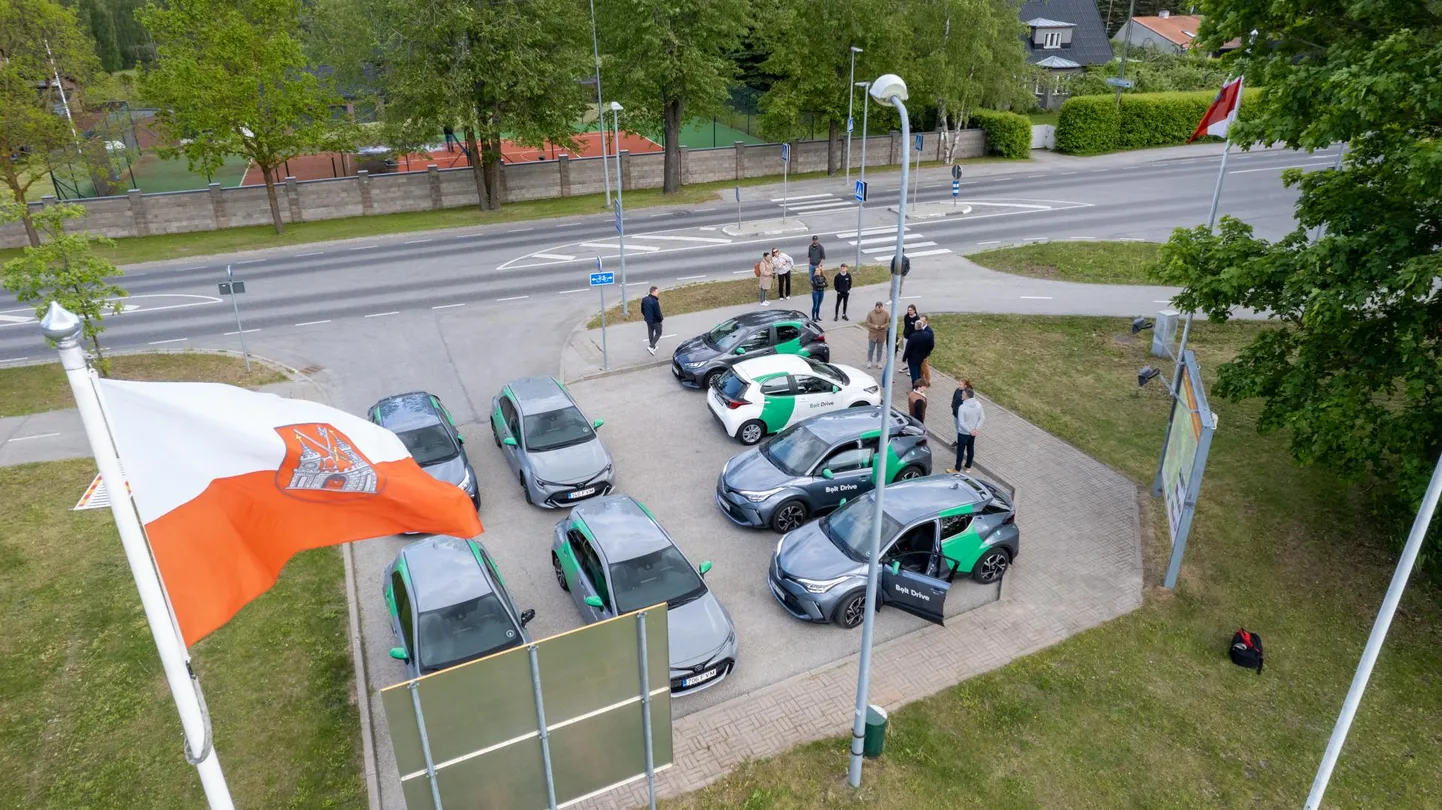 Sada Bolt Drive sõidujagamisteenuse autot jõudsid neljapäeva pärastlõunal Tartusse ning teenus avati klientide jaoks.