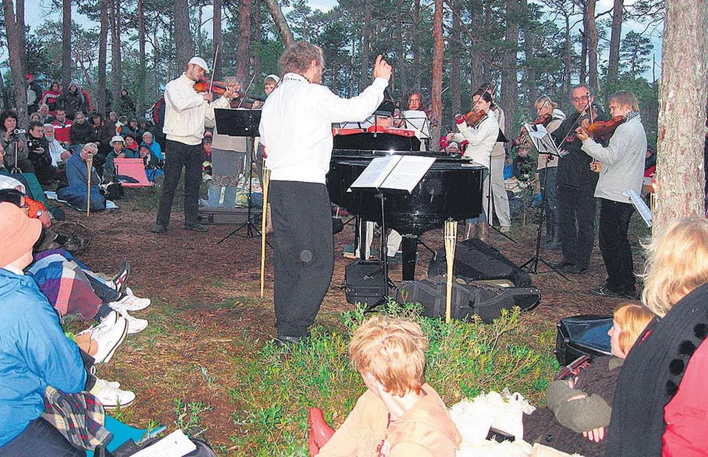 Teisipäeval päikesetõusu eel kõlas Hüpassaare rabas jumalik muusika. Nii suurt orkestrit, 25 mängijat, pole selles paigas varem nähtud ega kuuldud.