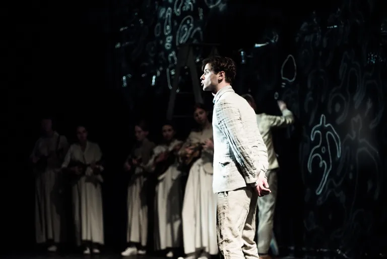 Robert Annus (esiplaanil) on üks osatäitjaid Tartu Uue Teatri lavastuses «Praktiline Eesti ajalugu».