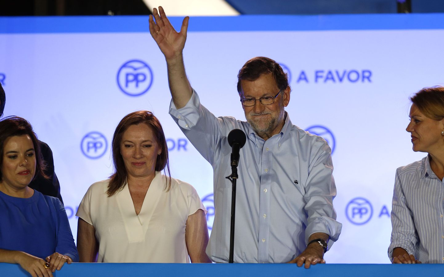 Hispaania peaministri kohusetäitja Mariano Rajoy rõõmustab koos toetajatega valimistulemuste üle.