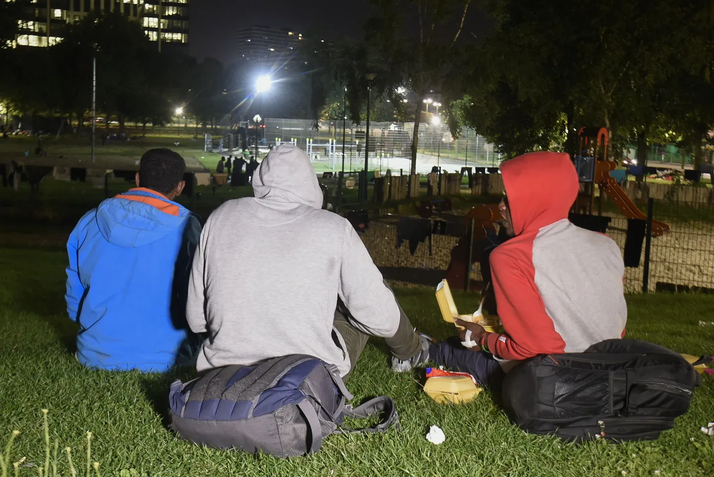 Alates sellest suvest kogunevad ööhakul Brüsseli äärelinna parki magama sajad migrantnoored. Kohalikud kardavad nüüd, et sellest on kujunemas järgmine Calais džungel.