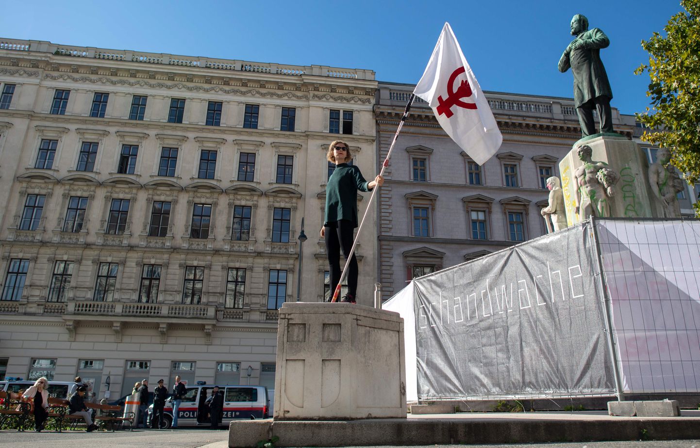 Feministlikku organisatsiooni kuuluv 25-aastane Lena Floerl nn häbivalves Karl Luegeri kuju juures Viini kesklinnas.