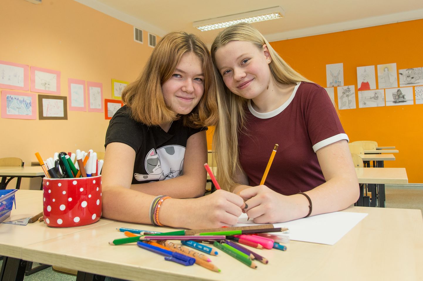 Marilin-Victoria Lindvest ja Kamille Kippar mõtlesid välja matemaatika äratuskella.  MATTI KÄMÄRÄ