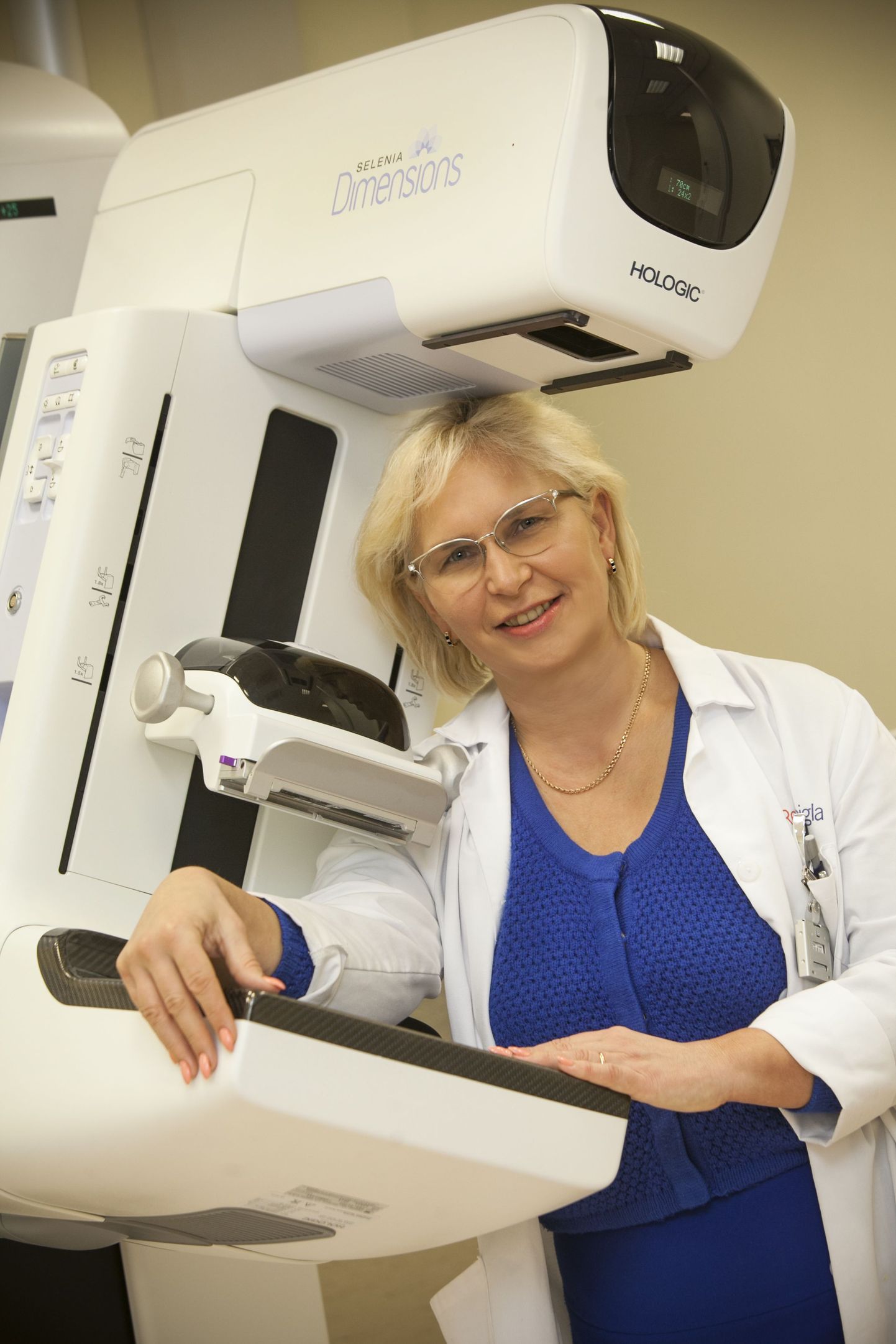 dr. Maret Talk uue mammograafiga.