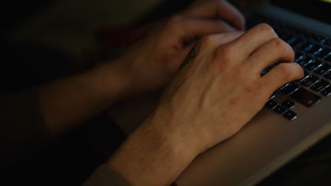 VIDEO ⟩ Interneta lietotājs atrod mājaslapu ar daudziem atkailinātu bērnu attēliem