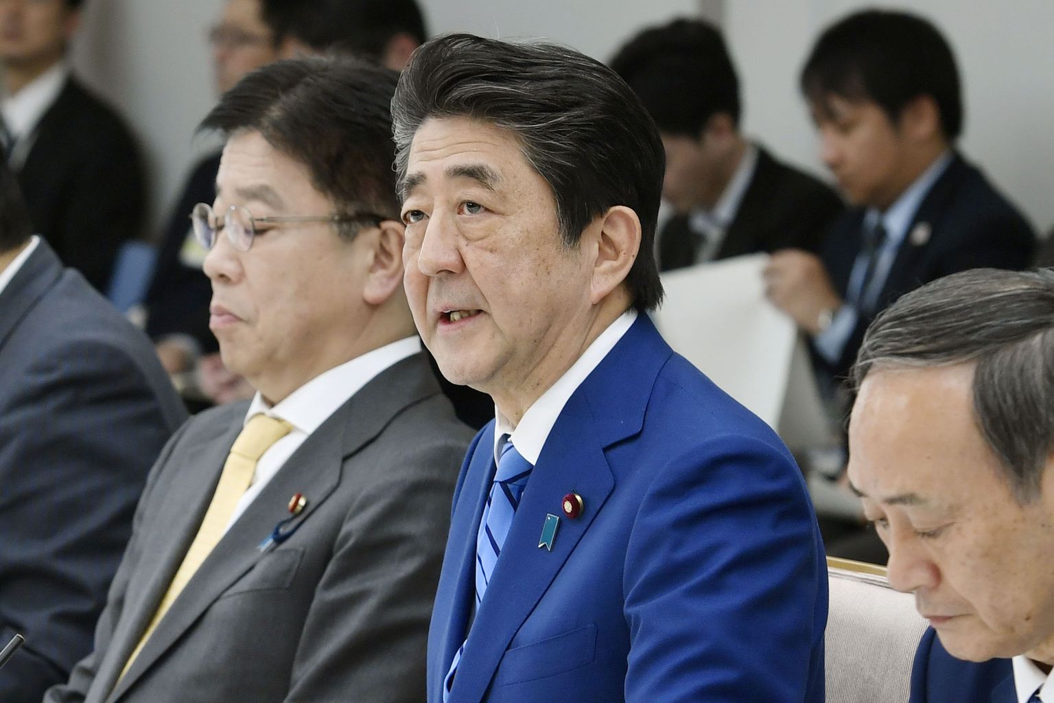 Jaapani peaminister Shinzo Abe koosolekul viiruse ohjeldamiseks.