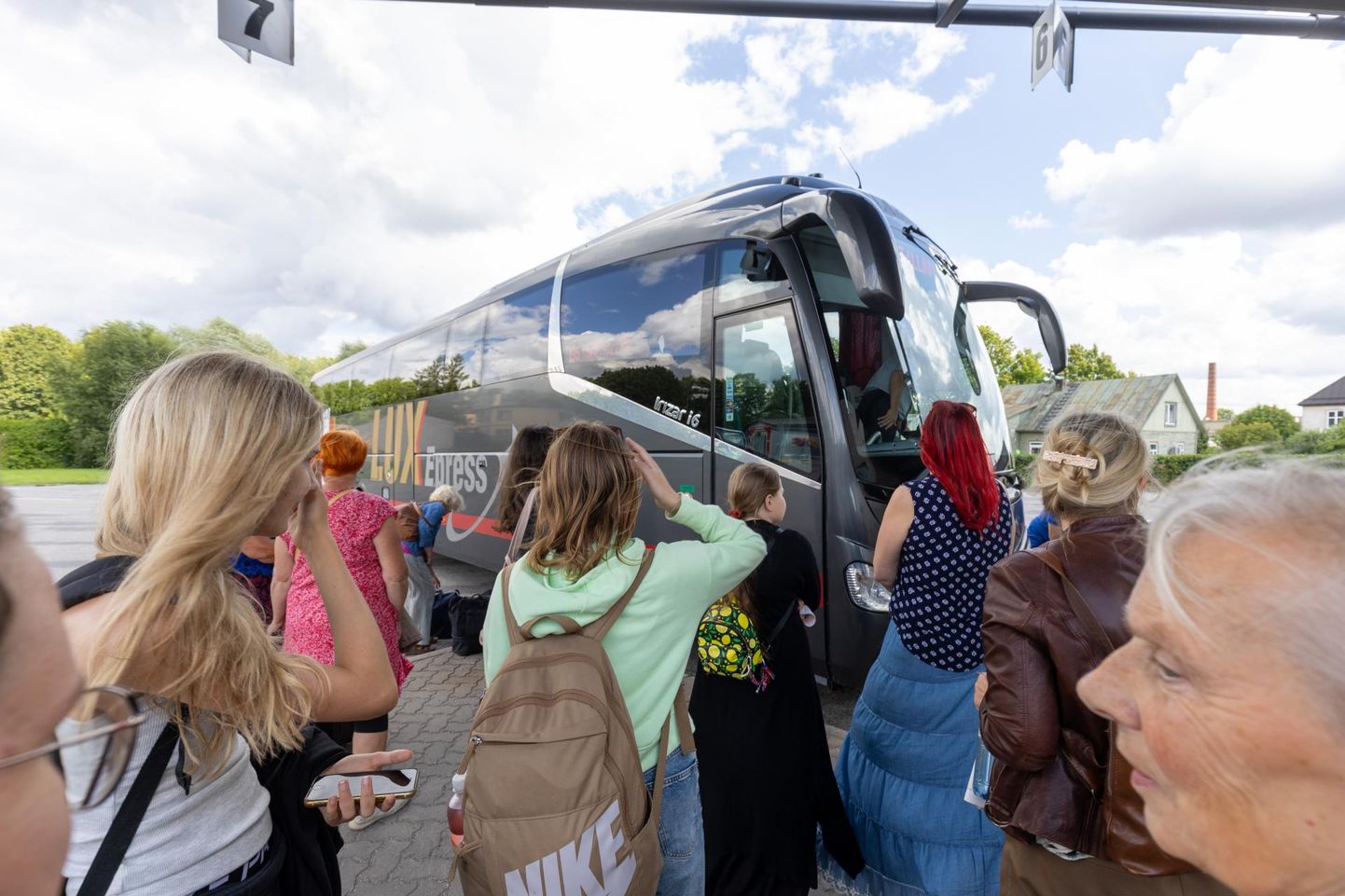 Folgijärgsel äripäeval tekkis Viljandi bussijaamas järjekord inimestest, kes soovisid kell 15.15 sõita Tallinna Lux Expressi bussiga, mille ettevõte plaanib sügisel käigust maha võtta.