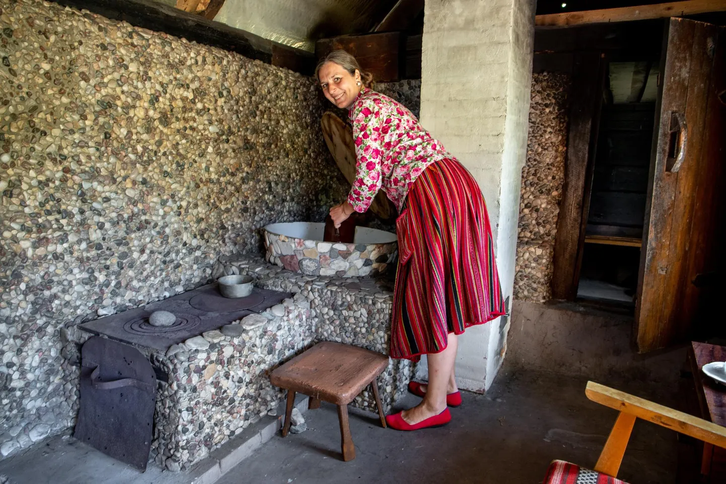 Sauna eesruumi kivikestest sein on talu perenaise oma kätega meisterdatud.