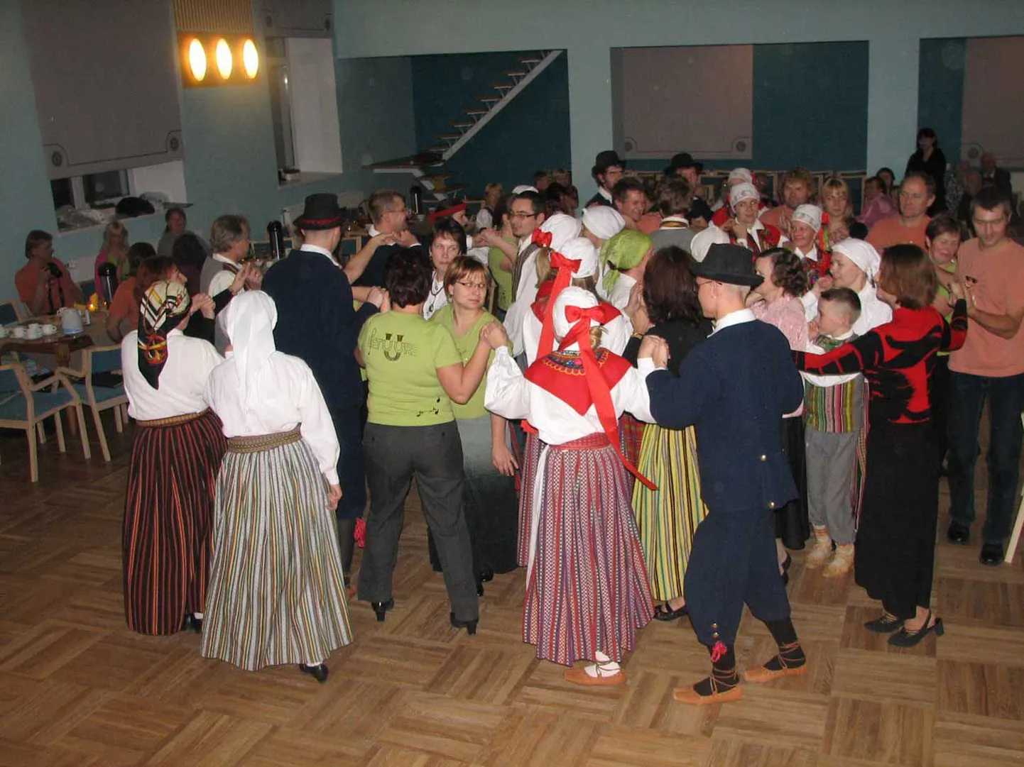 Sangaste ja Puka rahvas tantsis lätlaste pilli järgi