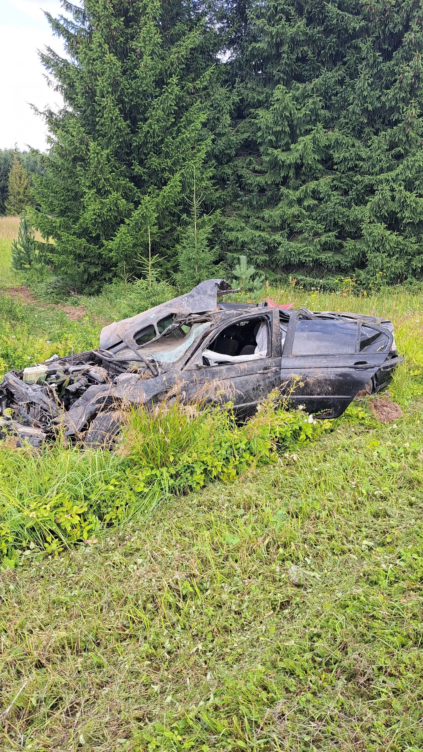 Rusudeks muutunud BMW lebas õnnetult kraavis.