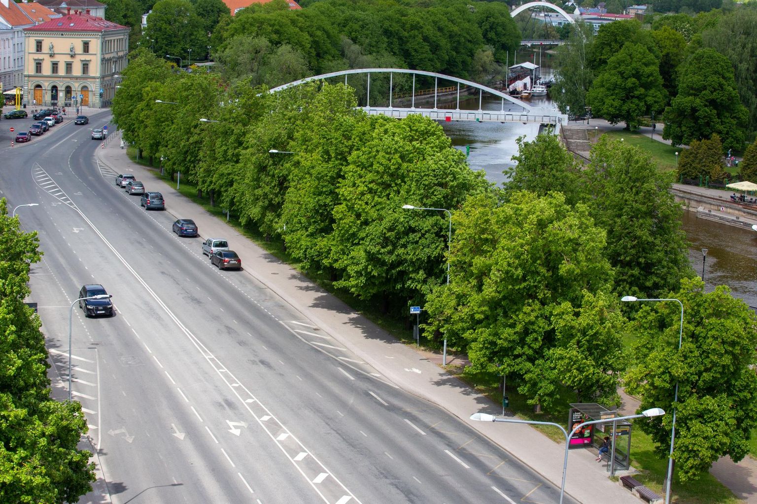 Tartu linna vaated Tartu Kaubamaja katuselt.
Pildil Vabaduse puiestee, suunaga Kaarsilla poole.
