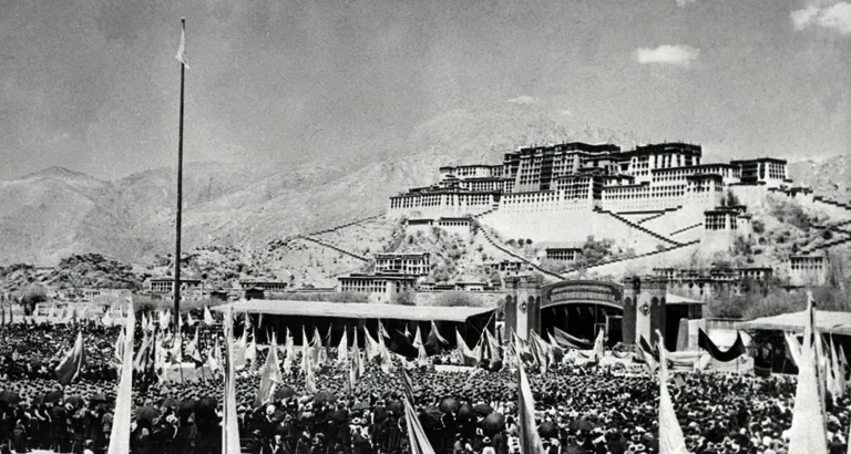 Le 10 mars 1959, les Tibétains, tombés sous l'occupation chinoise neuf ans plus tôt, lancèrent un soulèvement qui se solda par une défaite.