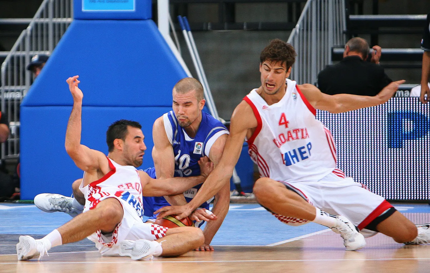 Soomlane Tuukka Kotti  (keskel) võitlemad Horvaatia Marko Popovici (paremal) ja Ante Tomiciga