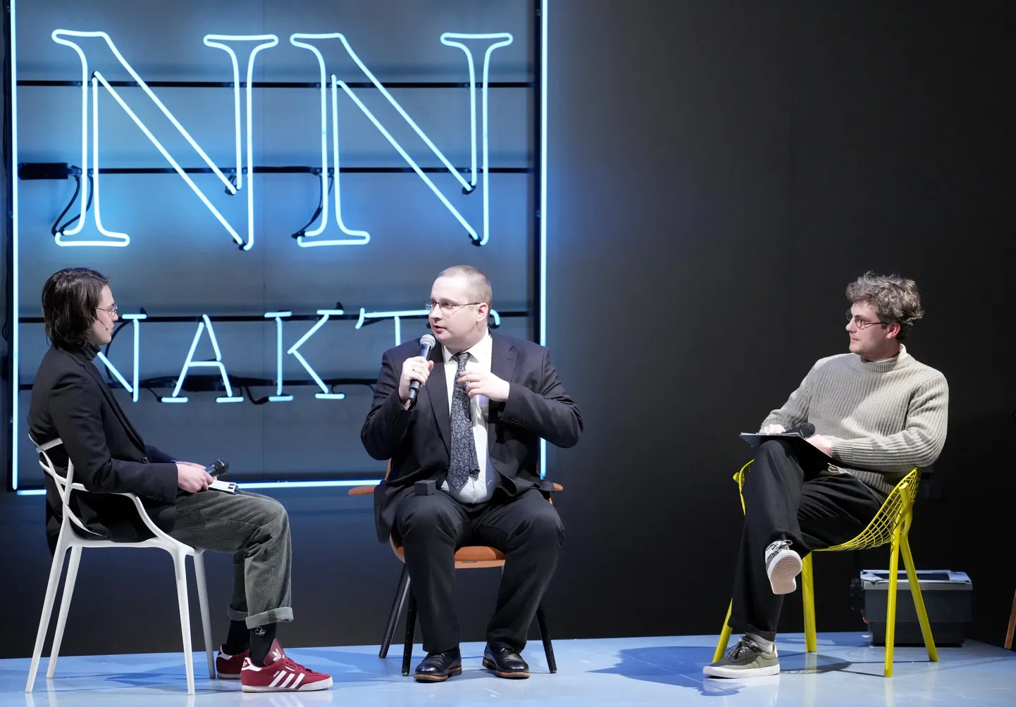 Dzejnieks un kritiķis, Normunda Naumaņa balvas mākslas kritikā laureāts 2024. gadā Ivars Šteinbergs (centrā) piedalās balvas svinīgajā pasniegšanas ceremonijā "NN nakts" Jaunajā Rīgas teātrī šīgada janvārī.