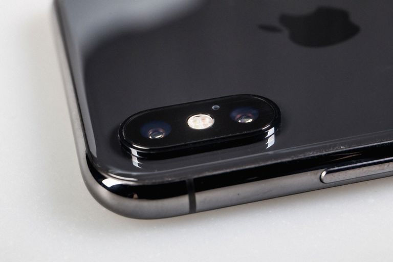 iPhone X-i foto- ja videoosakond ning glamuurselt läikiv klaasist tagakülg.