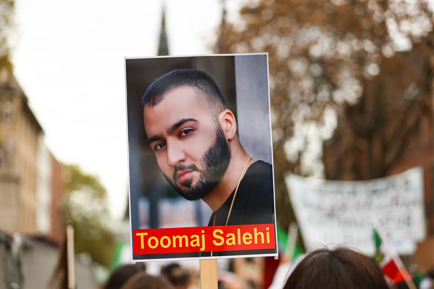 Räppar Toomaj Salehi meeleavaldaja plakatil.