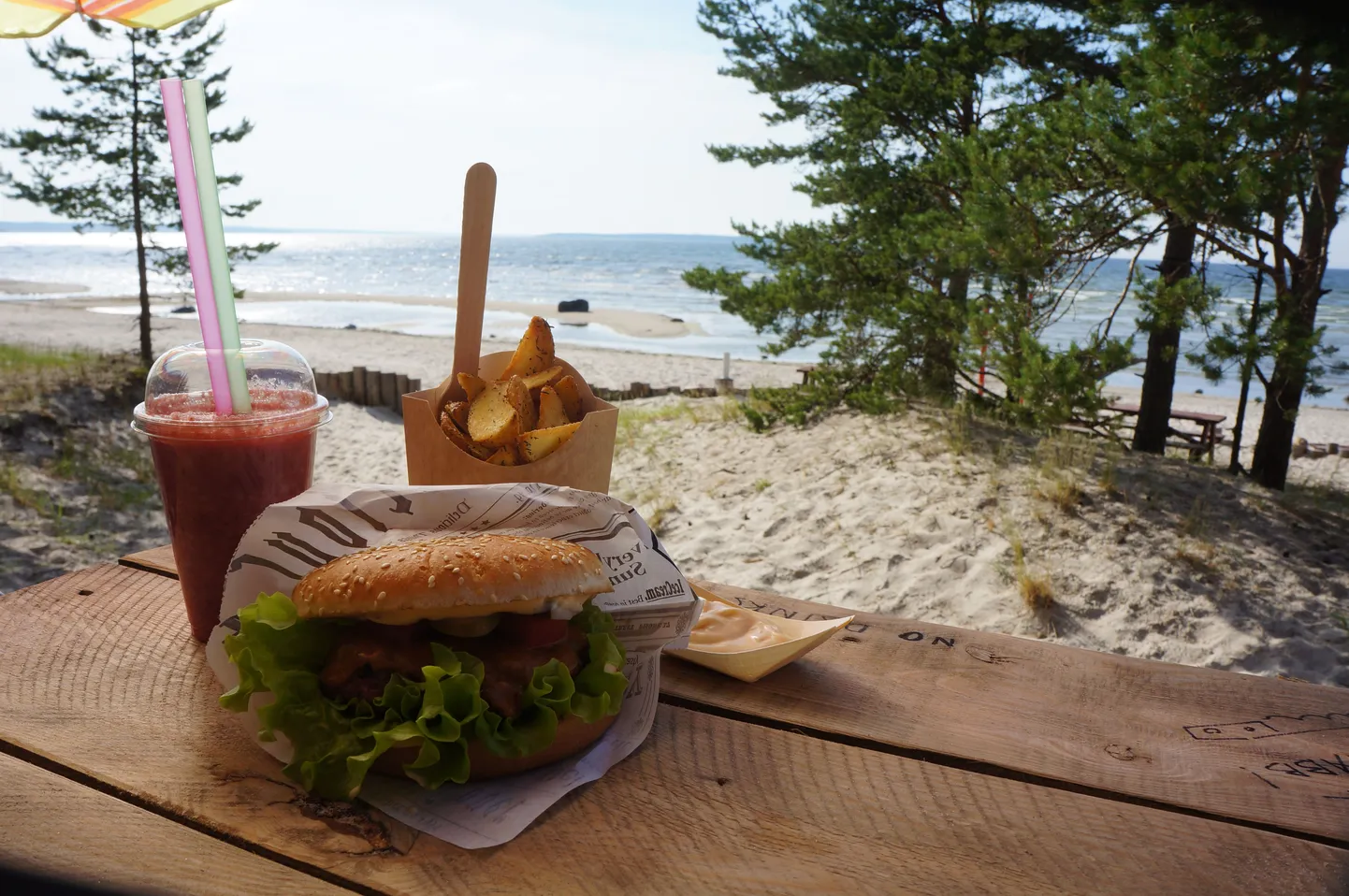 Rannaidüll grillburgeri, krõbekartulite ja smuutiga.