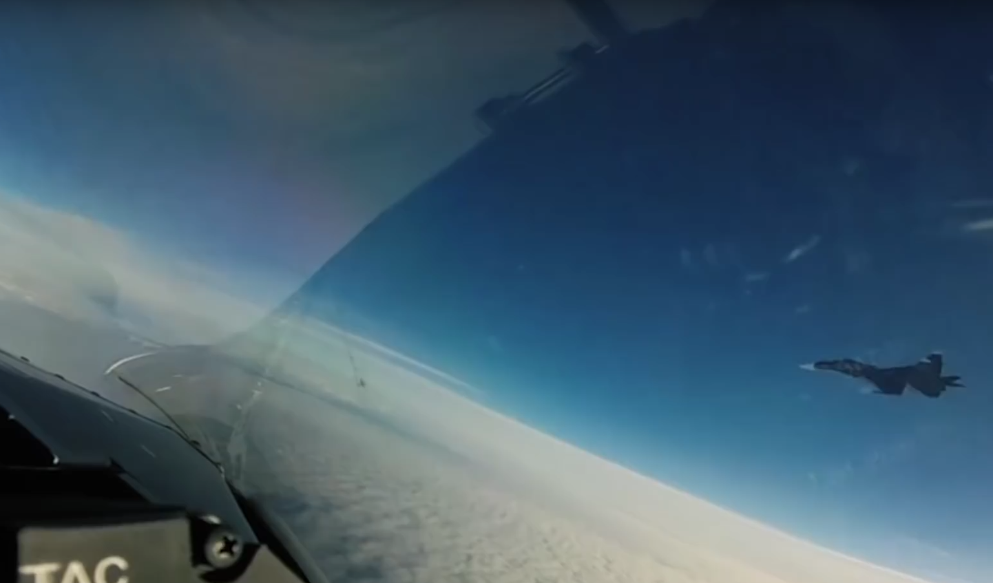 Itaalia Eurofighteri kabiinist filmitud video kohtumisest Vene raskehävitajaga Su-30SM.