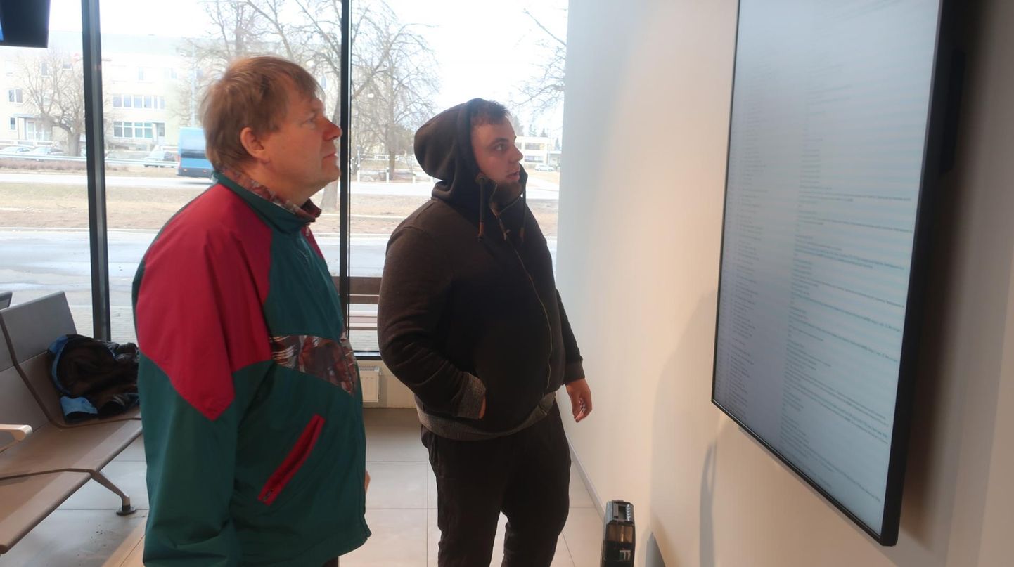 Arvutiseptsialistid Andres Reedo (vasakul) ja Henri Asi tehtut üle vaatamas.