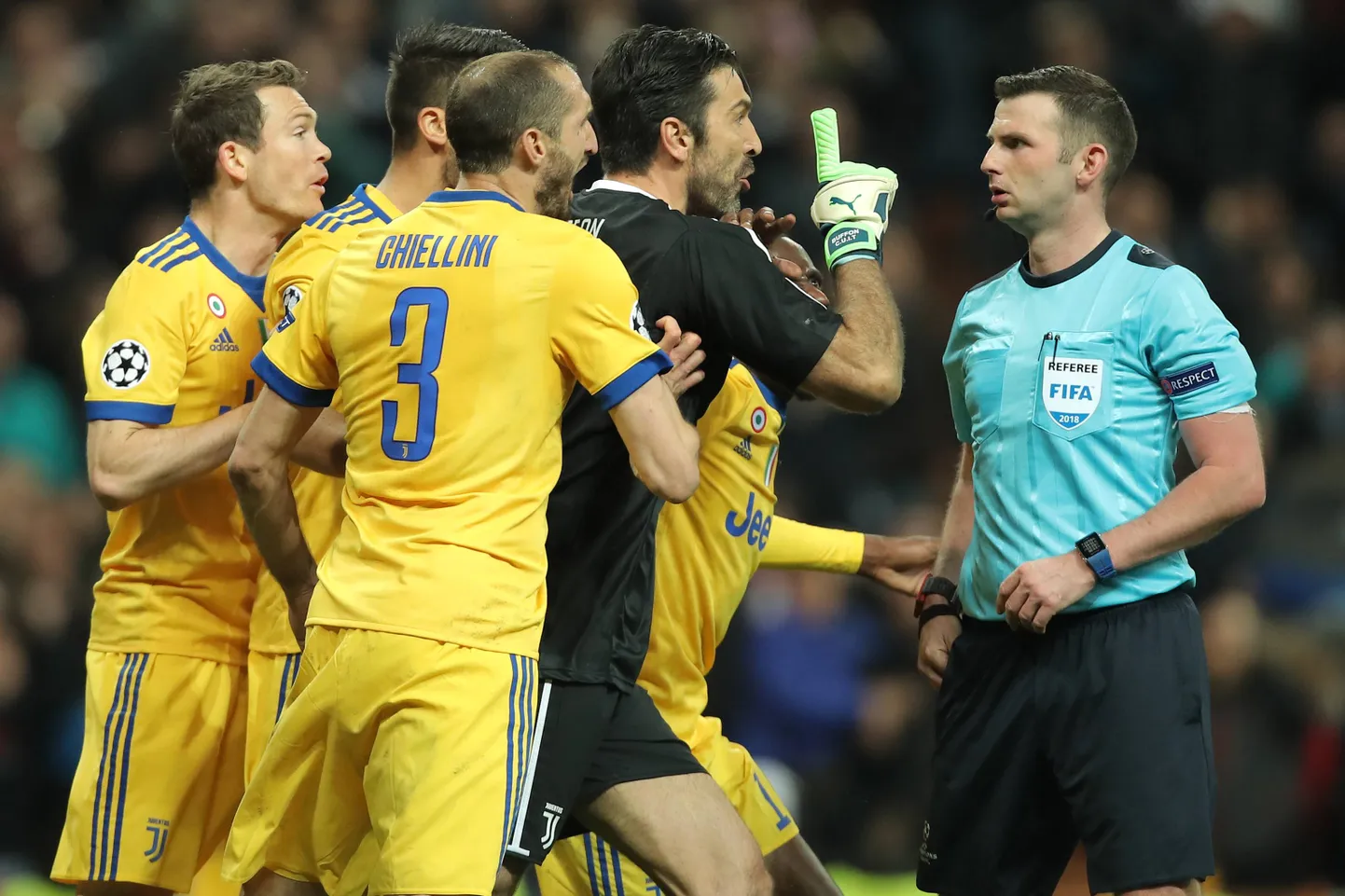 Gianluigi Buffon Michael Oliveriga sõnelemas