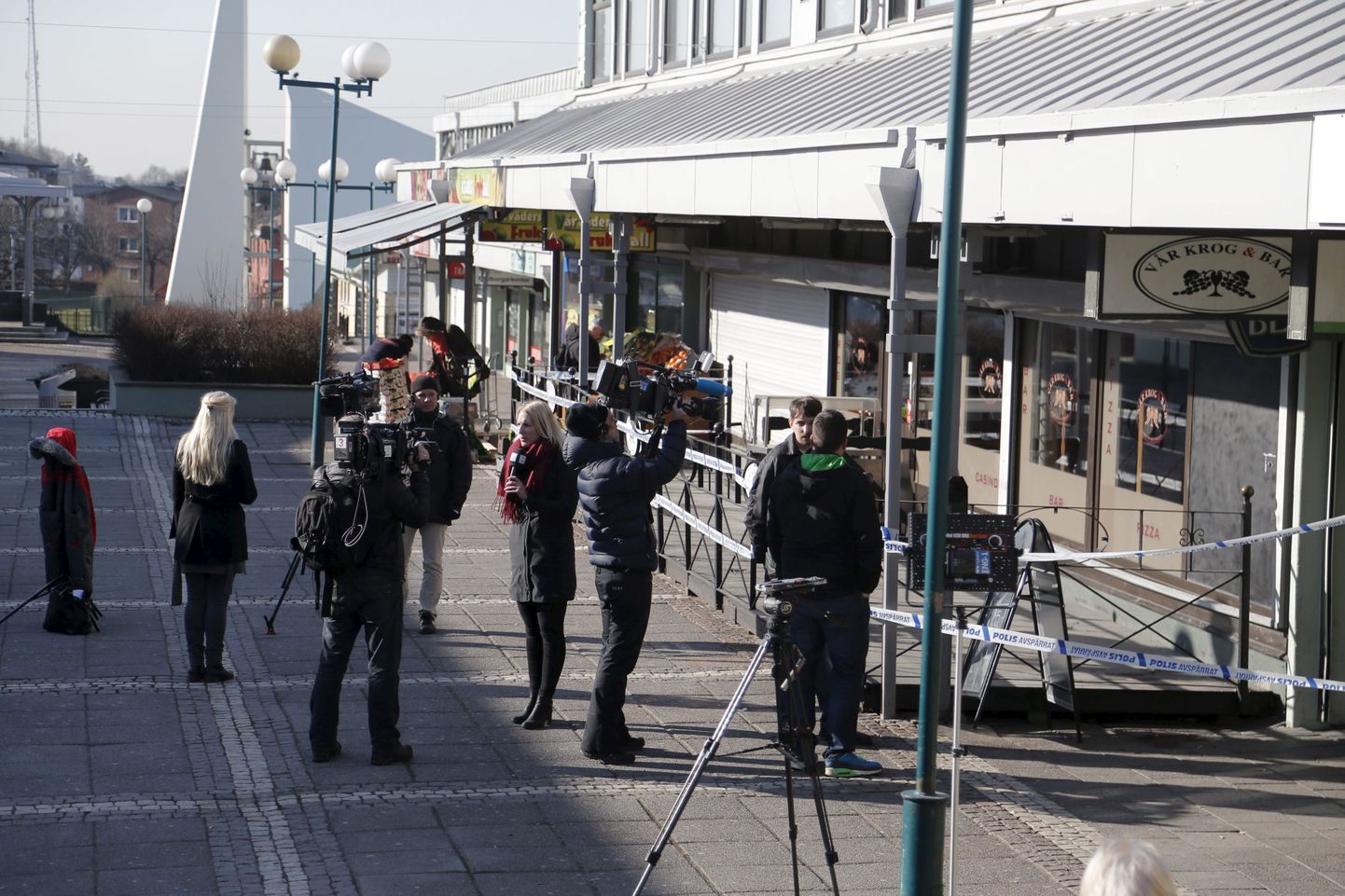Ajakirjanikud baari ees, kus tulistamine toimus.