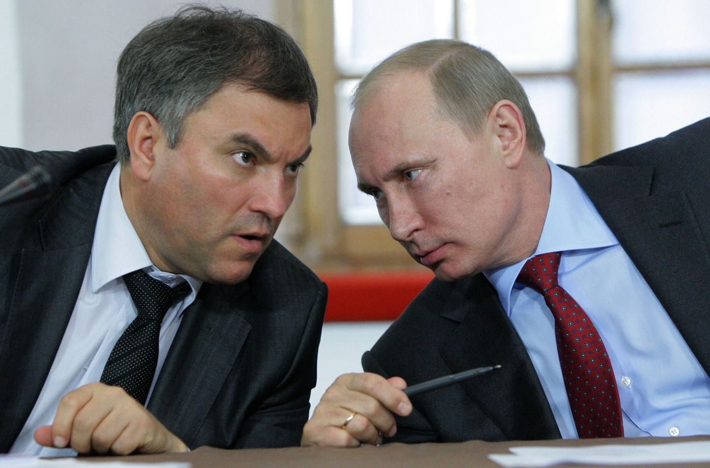 Venemaa riigiduuma esimees Vjatšeslav Volodin ja Vladimir Putin 2011. aastal, kui Volodin oli veel presidendi administratsiooni personaliülema asetäitja.