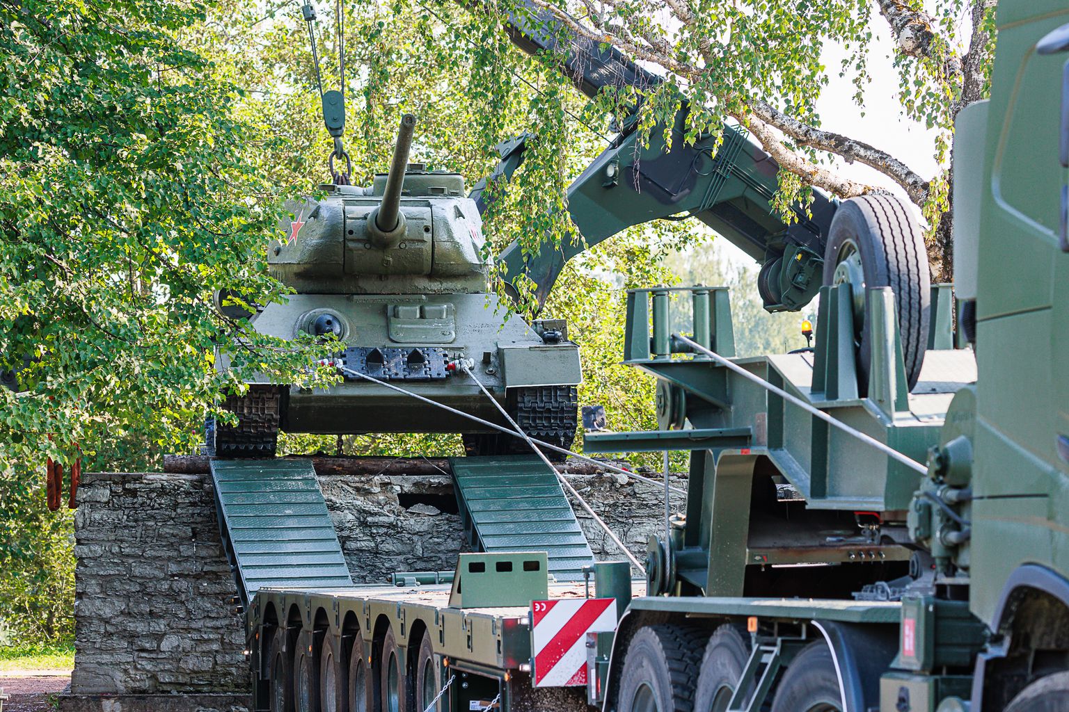Нарвский памятник-танк был перенесен в августе прошлого года.