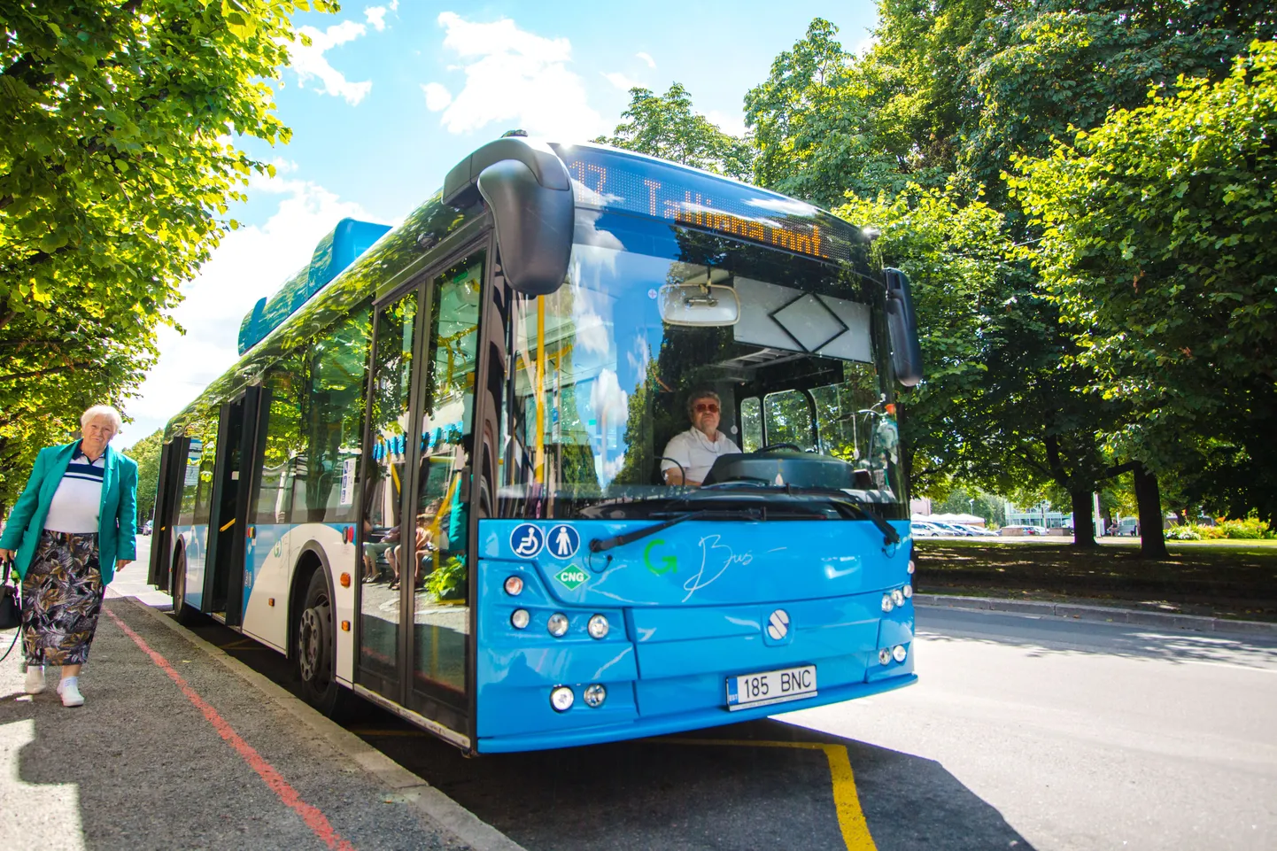 Gaasibuss Teatri peatuses. Bussipeatus, buss.
