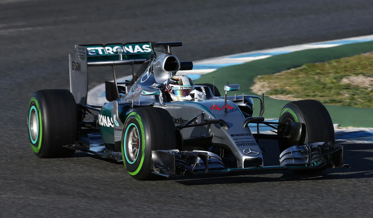 Mercedese piloot Lewis Hamilton hooajaeelsel testmisel Jerezis.