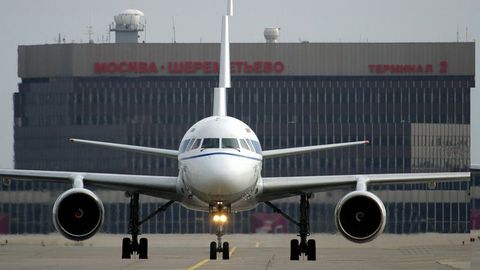 Полиэтиленовый пакет в двигателе помешал самолету вылететь из Москвы в Таллинн