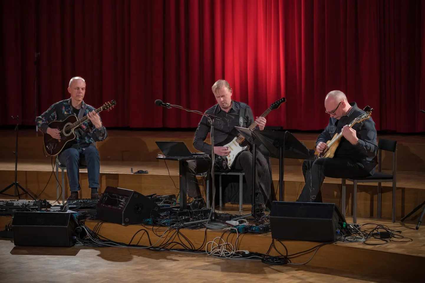 Weekend Guitar Triot on nimetatud ka helide laboratooriumiks. Kevadel Eesti Raadio 1. stuudios toimunud juubelikontserdil. Vasakult Robert Jürjendal, Tõnis Leemets, Mart Soo.