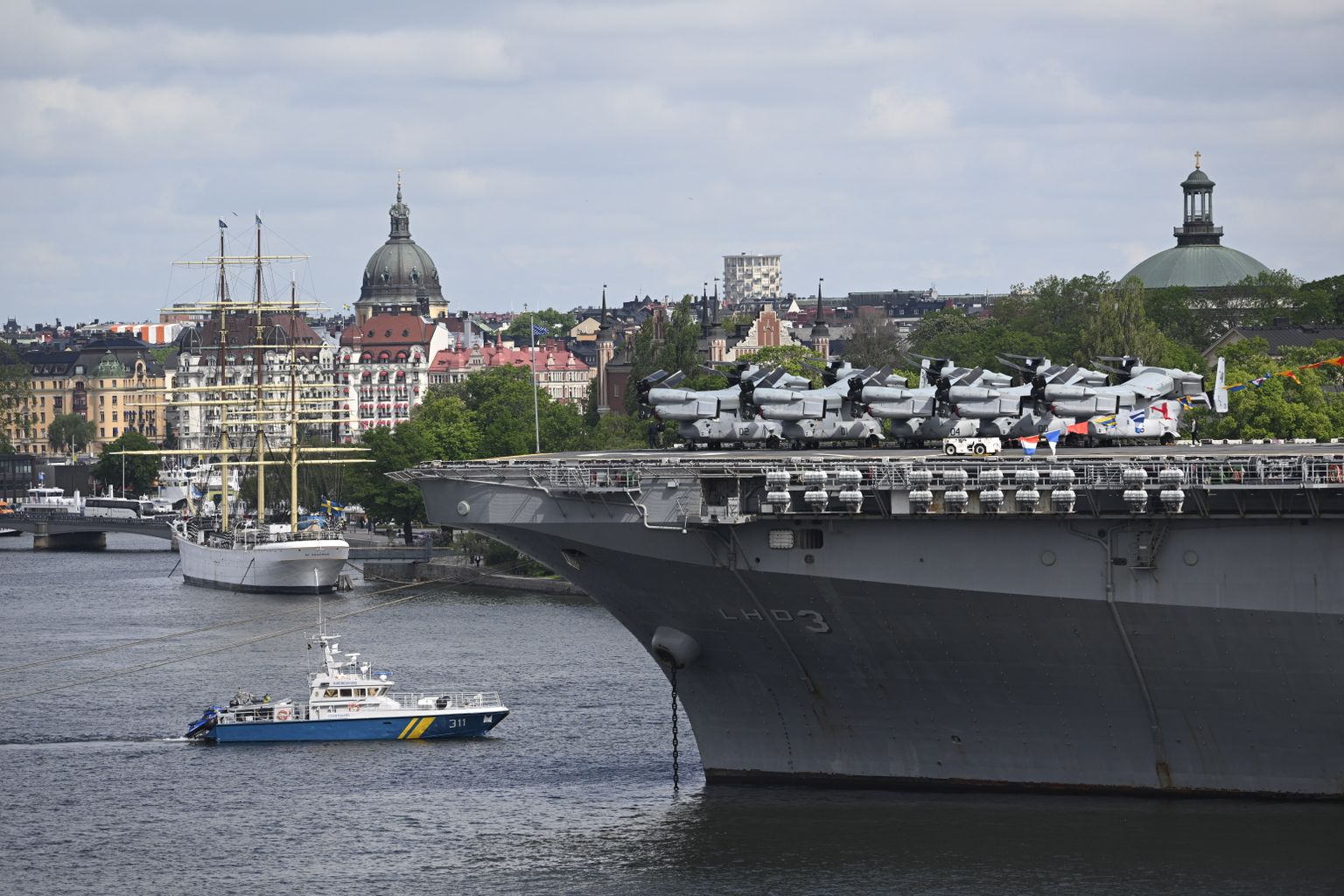 Корабль USS Kearsarge в центре Стокгольма 3 июня 2022 года.