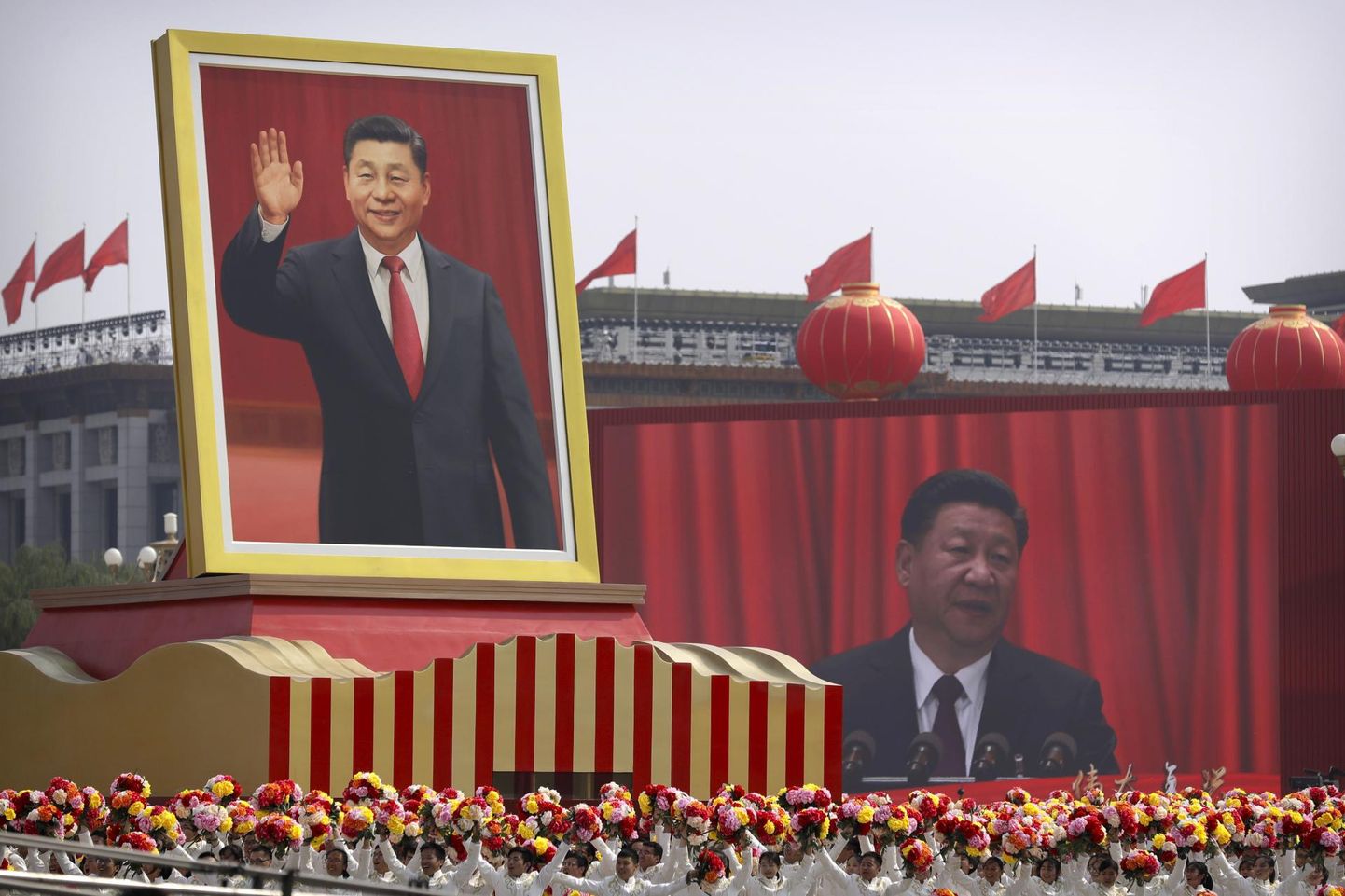 Hiina Rahvavabariigi loomise 70. aastapäeva tähistajad tänavu 1. oktoobril hiiglasliku Xi Jinpingi pildi all.