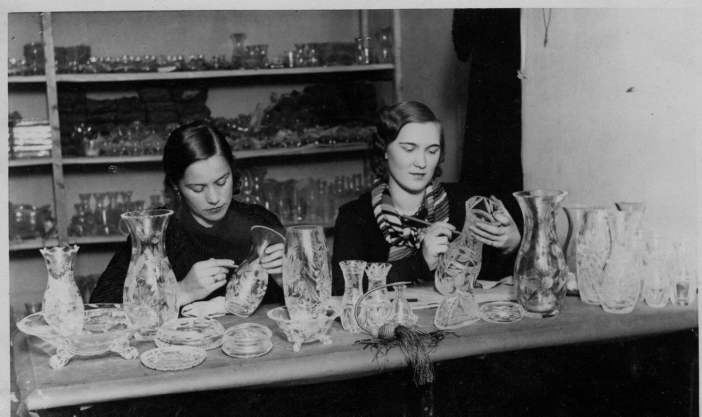 Agnes Ney fotol paremal. Foto (ETDM _ 16373 Ar 63); Eesti Tarbekunsti- ja Disainimuuseum; Faili nimi:Ar 63 ETDM.jpg