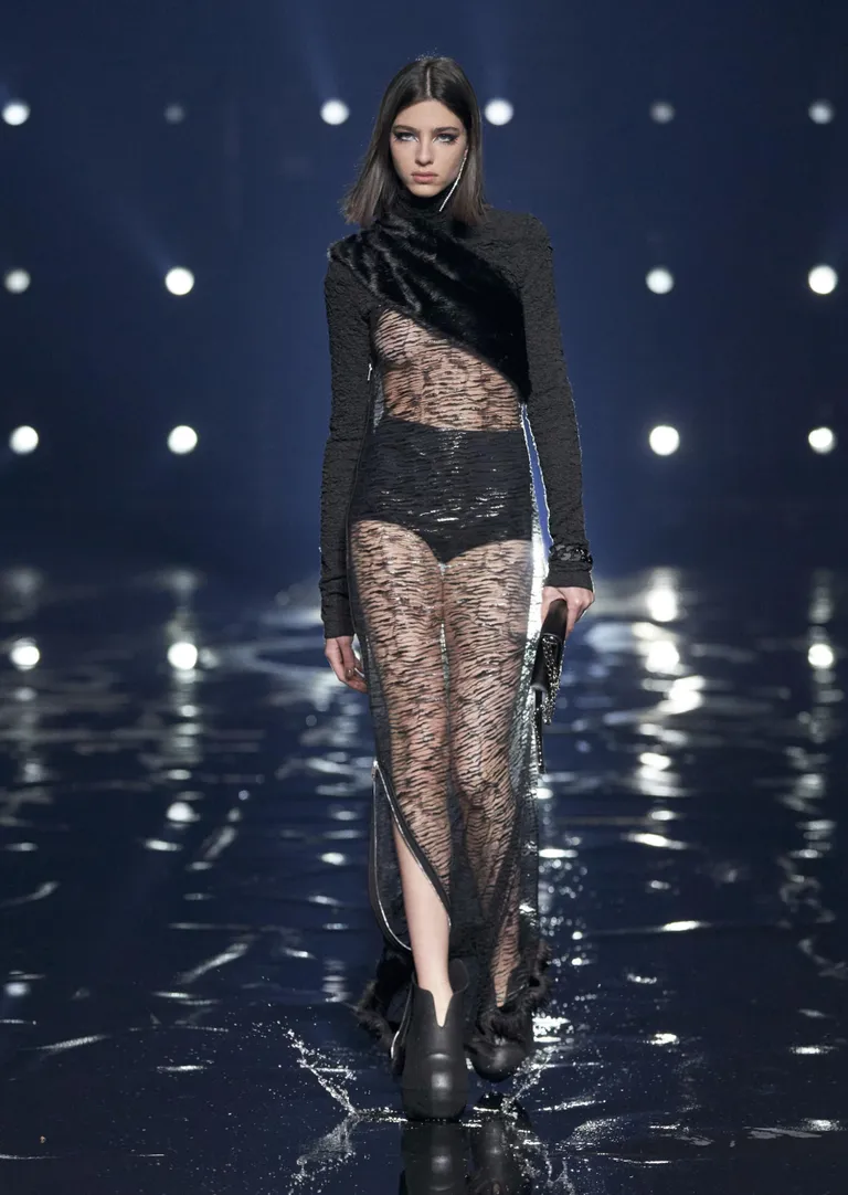 Asümmeetria muudab tolmuse teema põnevaks. Givenchy, Pariisi moenädal.