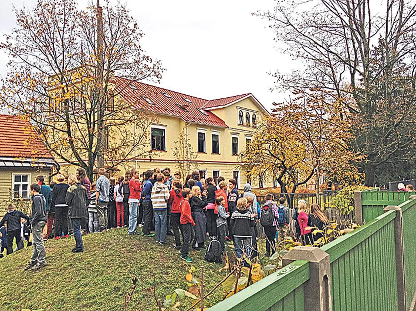 Alles möödunud nädalal tulekahjuõppuse korraldanud katoliku kool evakueeris õpilased enne esimeste päästeautode saabumist.