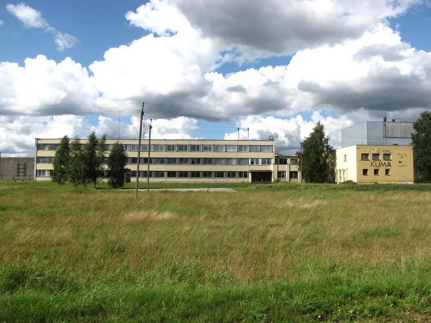 Endise Paide piimakombinaadi kontorihoone asemele kerkib Bauhofi ehitusmaterjalide kauplus ja ruumi jääb veel ühele kaubanduskeskusele.