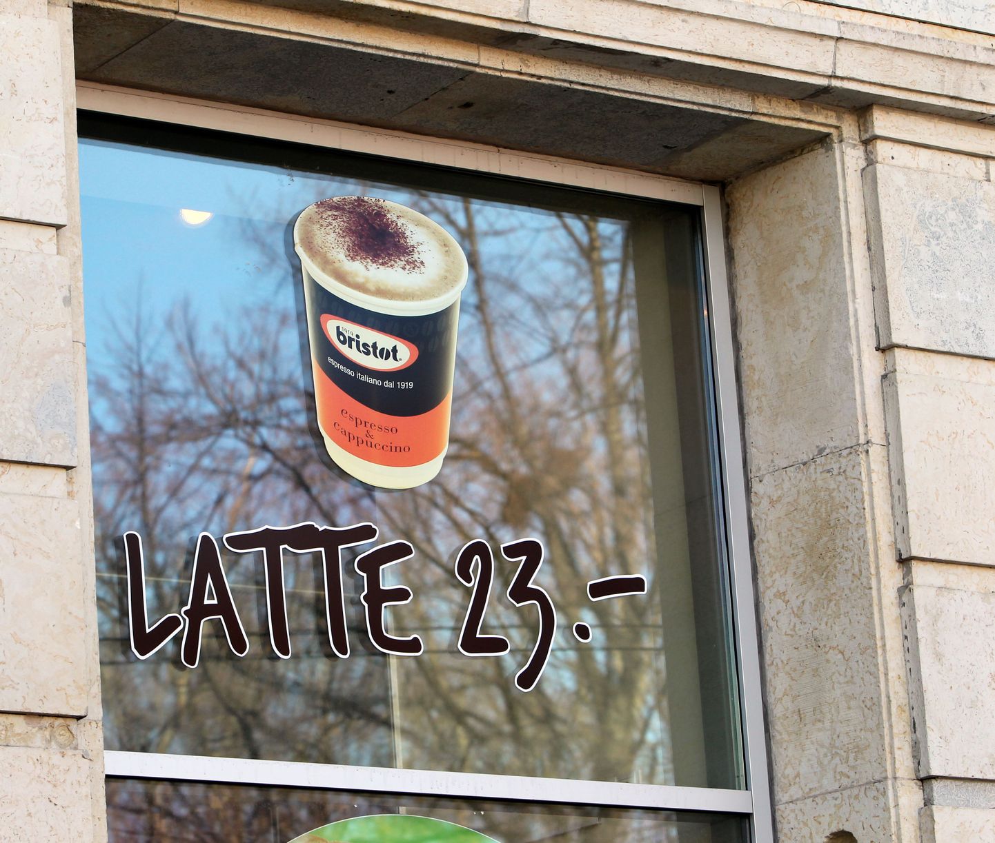 Путаница с ценниками после перехода на евро продолжалась долго. В апреле на витрине кафе в Таллинне цена на чашку кофе еще оставалась в кронах.