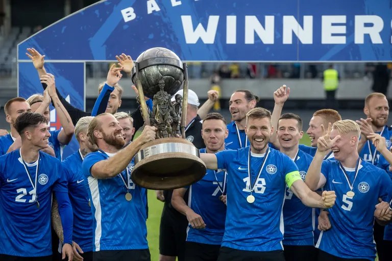 Karol Mets (nr 18) koos kaaslastega rõõmustamas Balti karika võitmise üle.