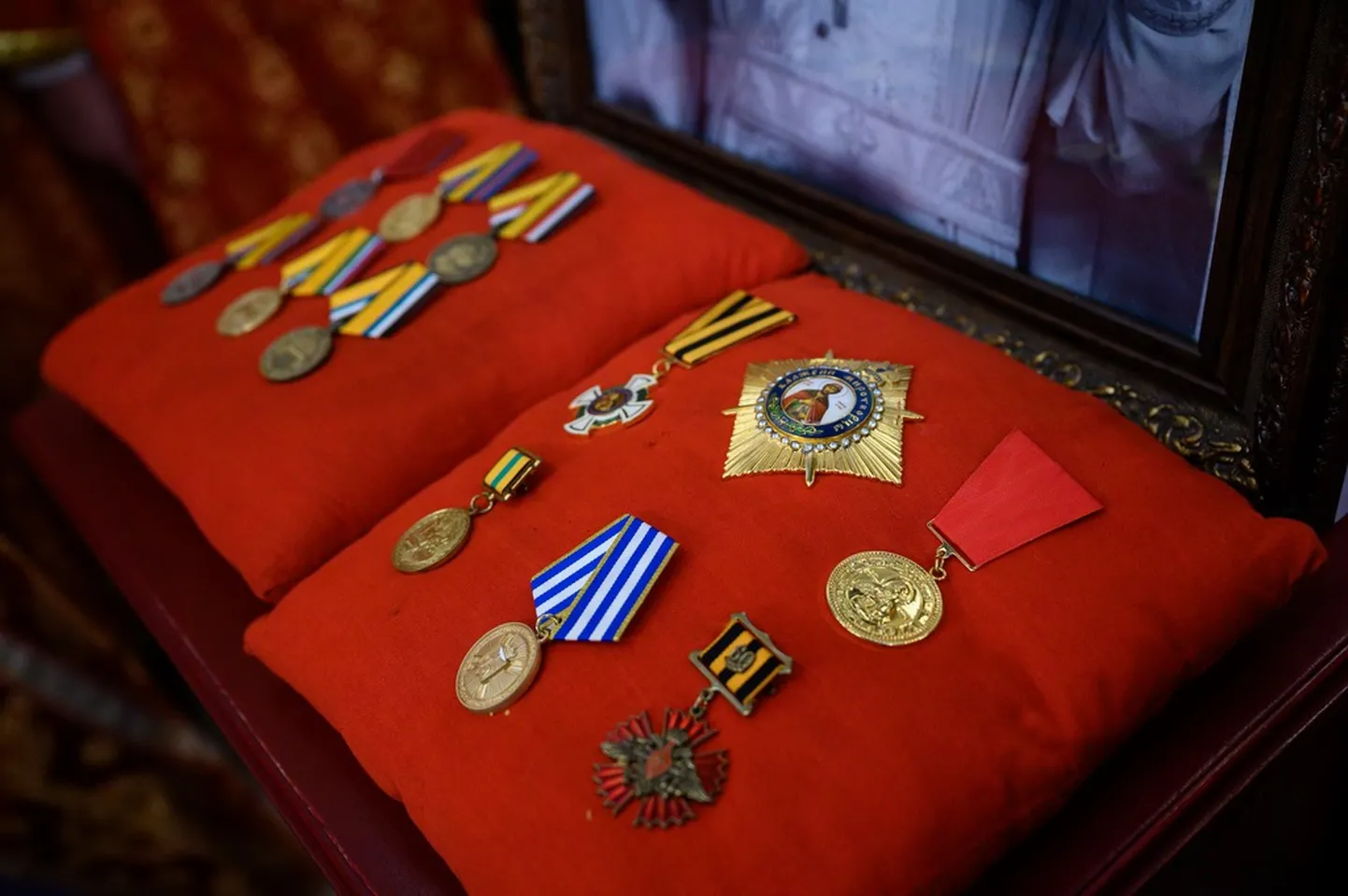 Военные и церковные награды священника Антония Савченко, который погиб на войне в Украине. Он был настоятелем храма при воинской части ГРУ в Пскове. Май 2025 года.