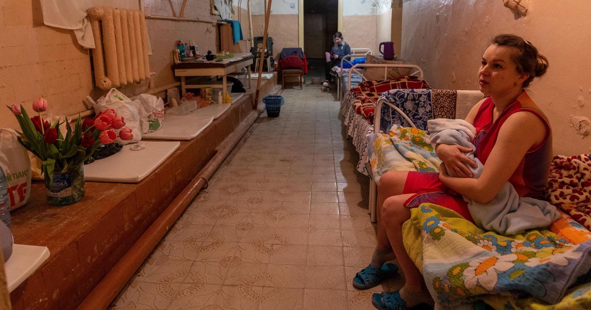 Mothers in Kharkiv maternity hospital hide babies under blankets during