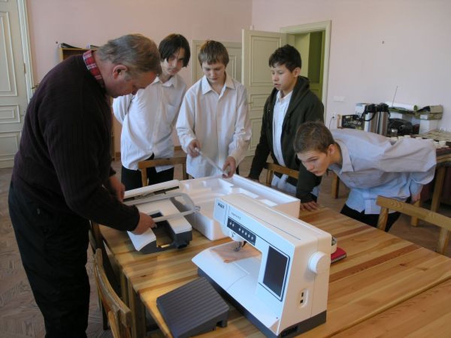 Uut imemasinat uudistasid koos majandusjuhataja Peeter Sergejeviga ka kooli poisid.