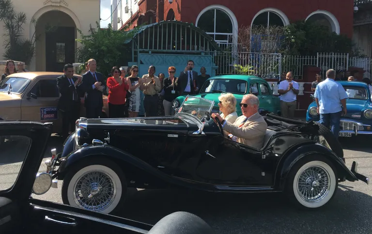 Briti prints Charles ja hertsoginna Camilla sõitsid Havannas vana sportautoga