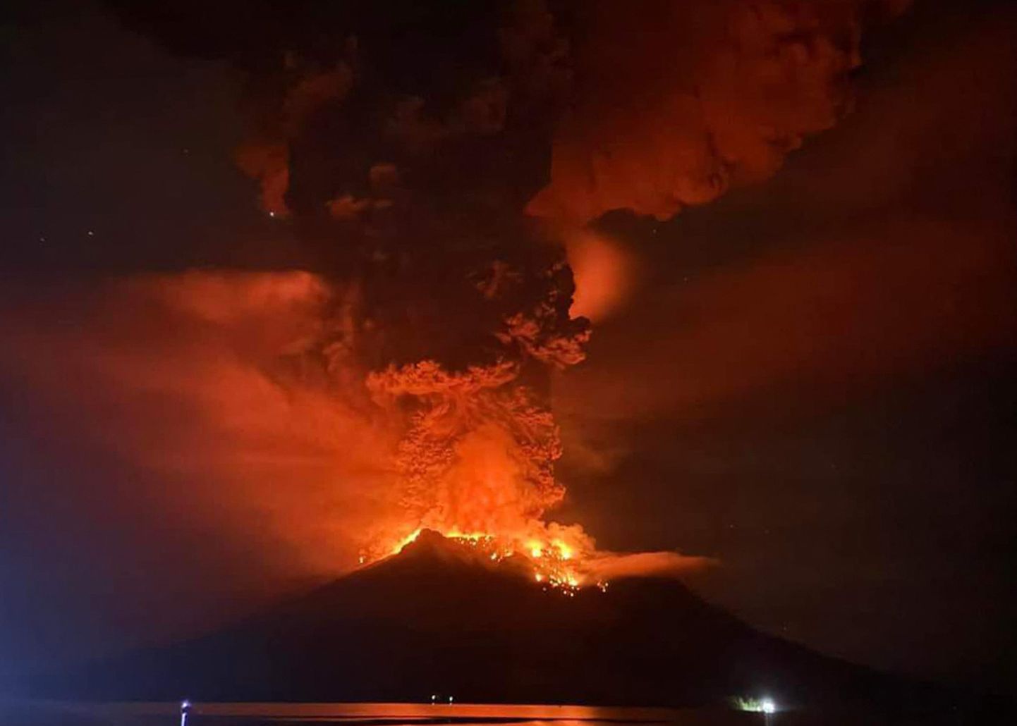 На севере Индонезии начал извергаться вулкан Руанг