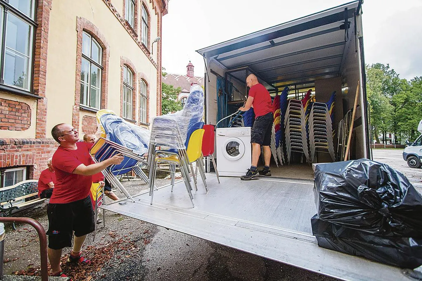 Eile hommikul upitasid kolimisfirma Ava-Express töömehed Vanalinna kooli vara autole ja edasi viis tee Pargi tänavale kutsekooli. Kolimine jätkub veel paar nädalat.